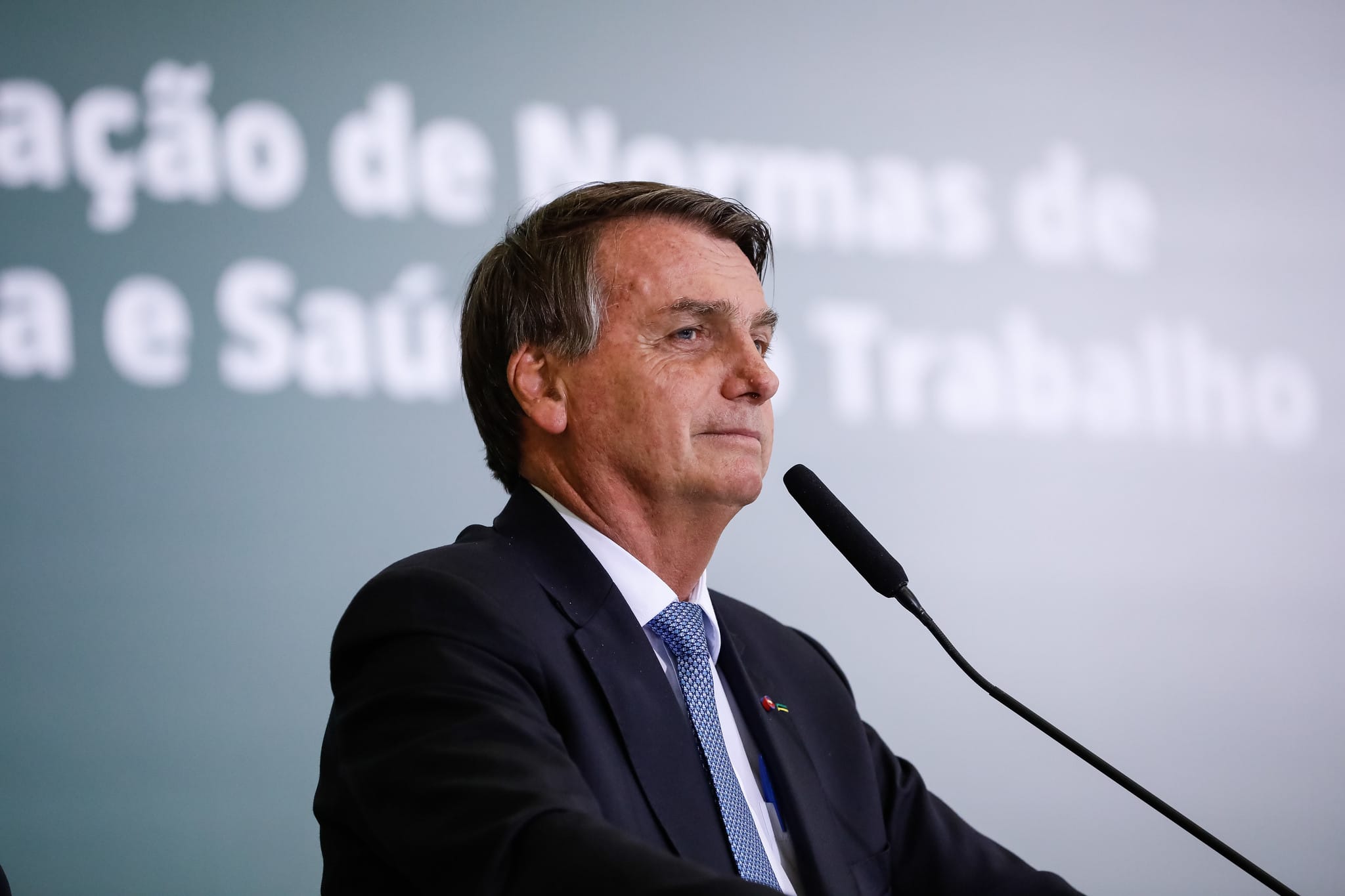 Enquanto enchentes atingem a Bahia, Bolsonaro viaja a Santa Catarina para passar Ano Novo