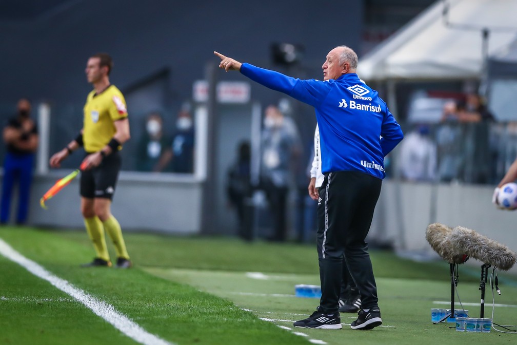 Grêmio anuncia saída do técnico Felipão e comissão técnica após derrota para o Santos