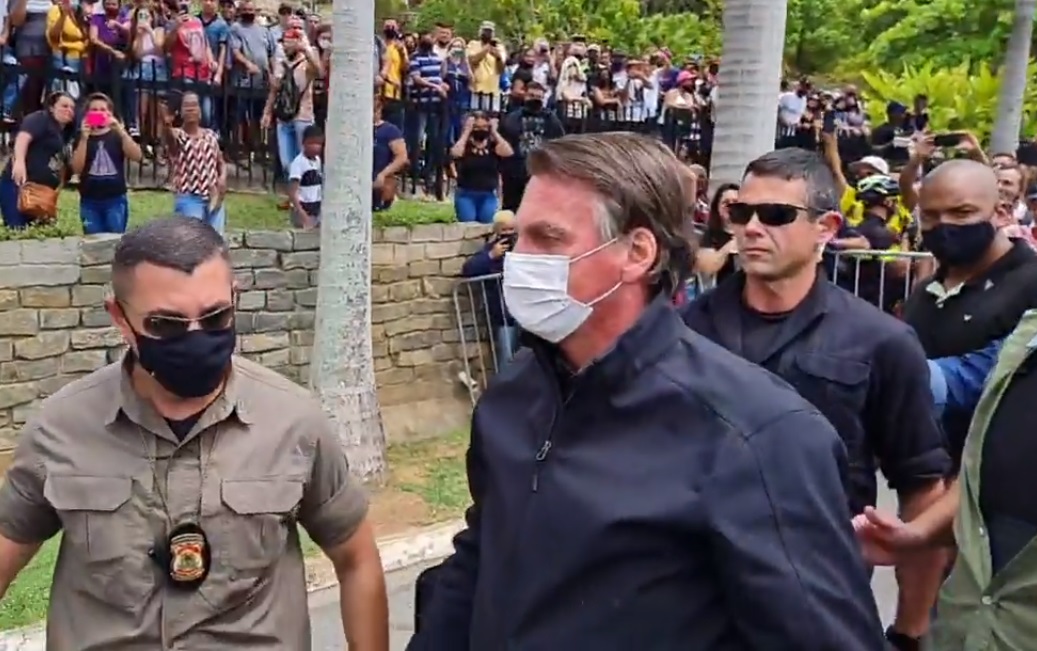 Bolsonaro é chamado de ‘mito’ e ‘genocida’ no Santuário de Aparecida