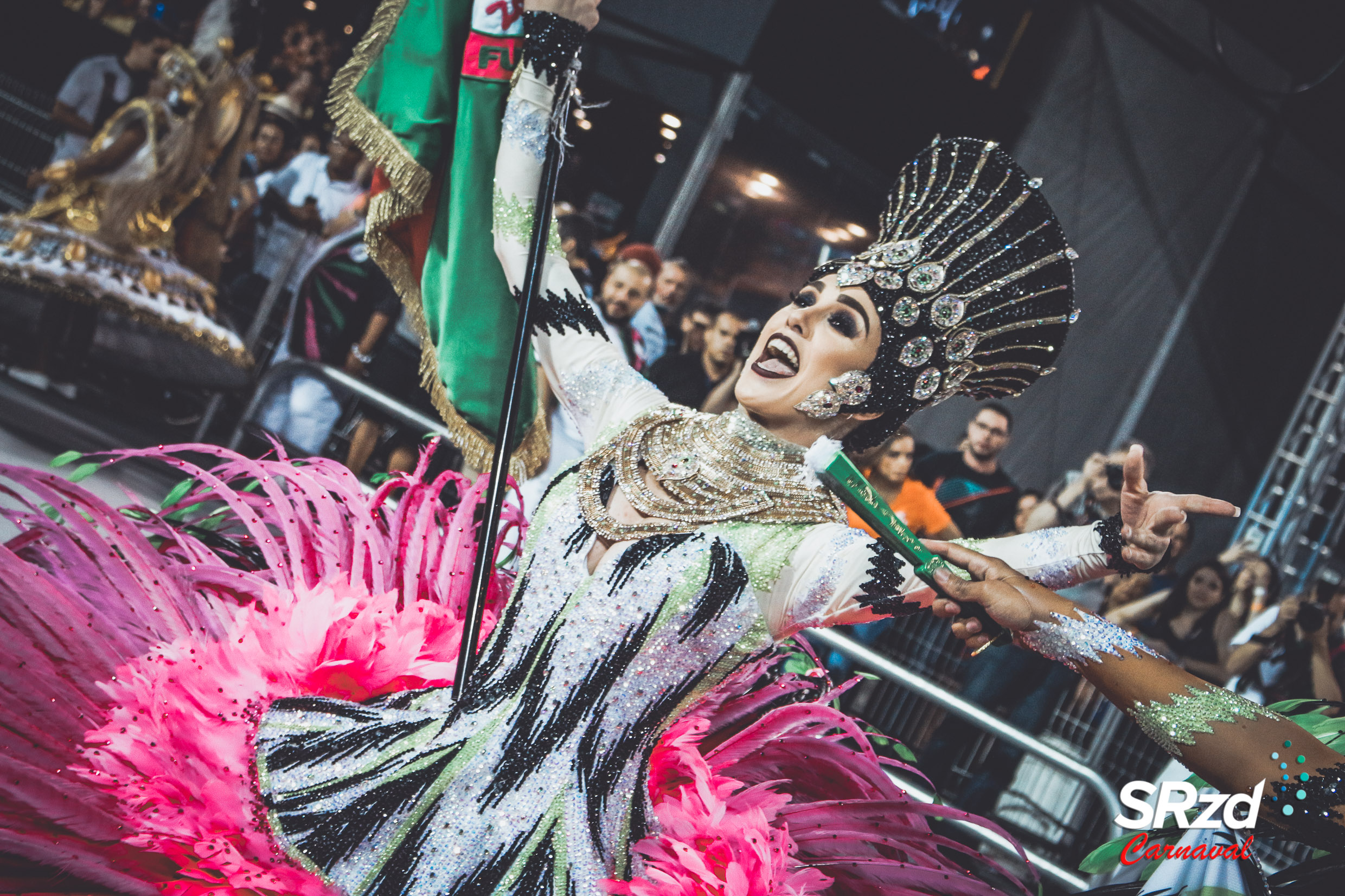 Porta-bandeira Lenita Magrini deixa a Barroca Zona Sul