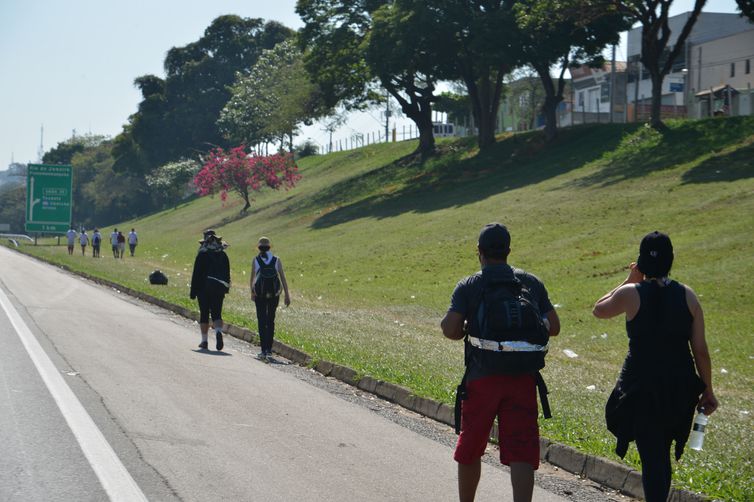 Sambistas fazem caminhada rumo à Basílica de Aparecida