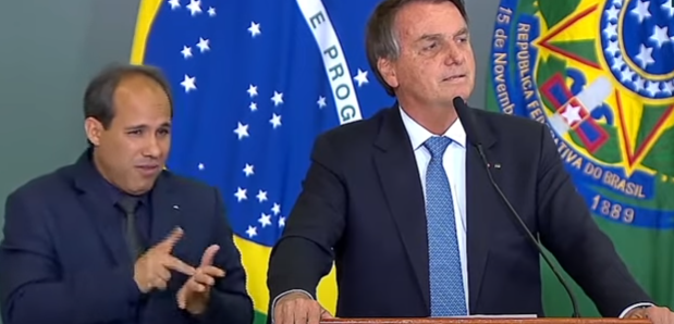 Após repercussão negativa, governo Bolsonaro recua sobre veto de absorventes e acusa: ‘Narrativa falsa’