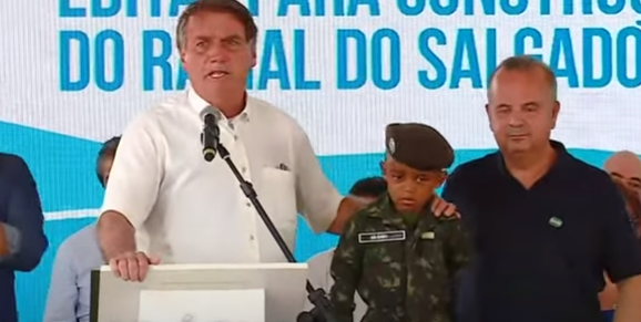 Bolsonaro vai ao CE para lançar edital, inverte conceitos sobre o Bolsa Família e nega ‘estripulia’