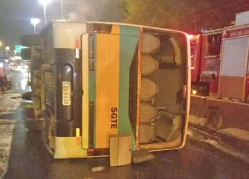 Ônibus com ritmistas da Unidos de Padre Miguel tomba na Avenida Brasil