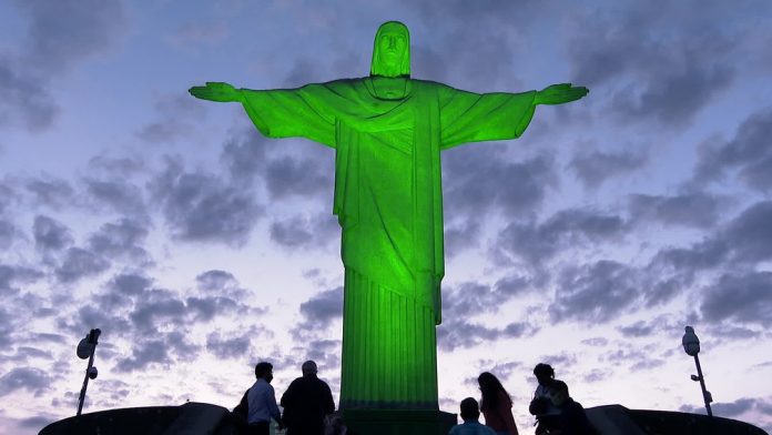 Cristo Redentor recebe iluminação verde em campanha por saúde mental