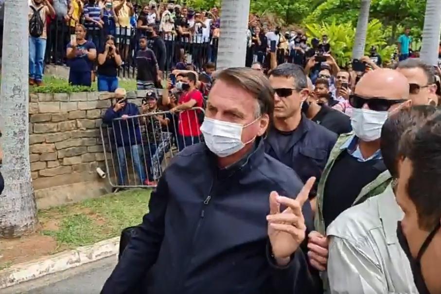 Jair Bolsonaro minimiza fala de bispo e usa Bíblia para defender armamento