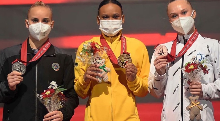 Rebeca Andrade conquista ouro e prata em mundial de ginástica