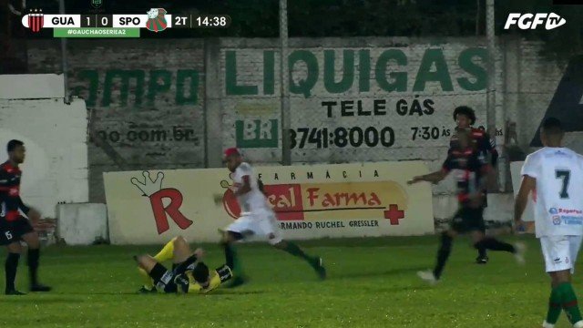 Vídeo: árbitro é agredido com chute na cabeça por jogador e desmaia em jogo no Sul