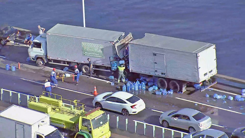 Vídeo: engavetamento de caminhões deixa duas pessoas presas às ferragens e interdita Ponte Rio-Niterói