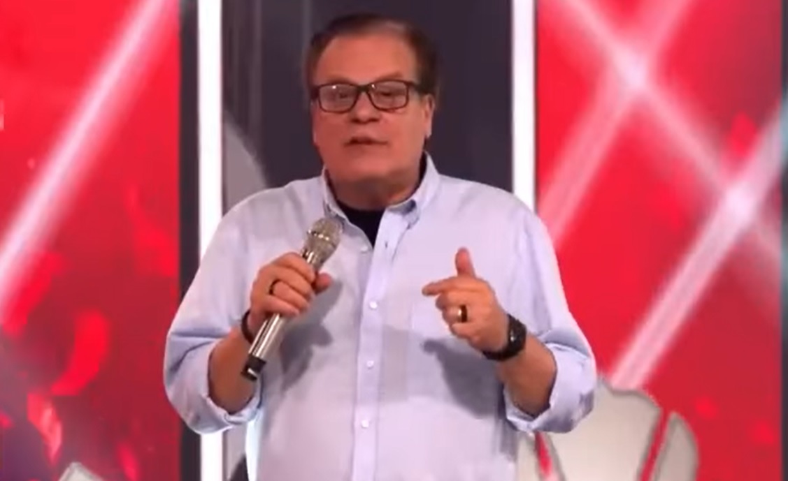 Colunista da RedeTV! crava substituto de Chico Pinheiro na transmissão dos desfiles