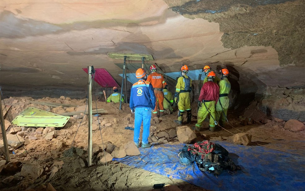 Teto de gruta desaba, soterra bombeiros e mata nove no interior de São Paulo