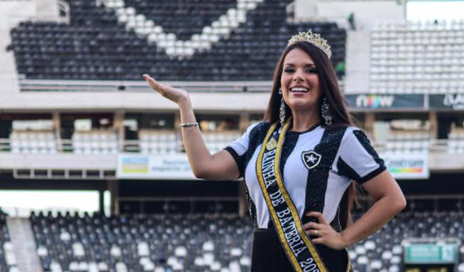 Apresentadora Fernanda Maia recebe a faixa de rainha de bateria da Botafogo SC