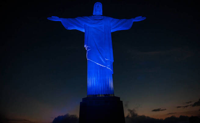 Cristo Redentor é iluminado de azul no dia mundial de combate ao câncer de próstata