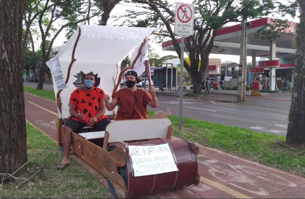 Família protesta contra preço do combustível circulando em ‘carro dos Flintstones’; assista