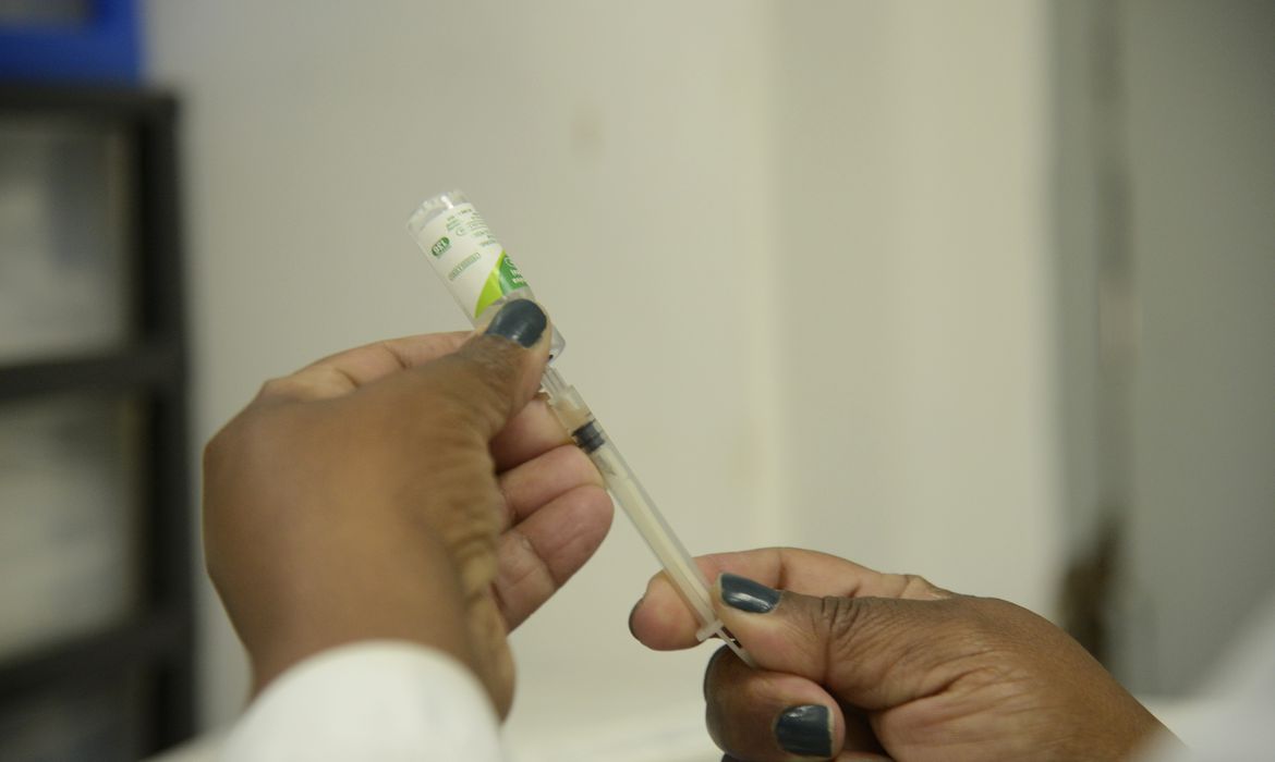 Novo plano de vacinação contra Covid-19 começa a valer no Brasil