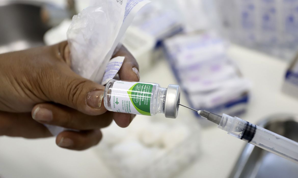 Ministério da Saúde antecipa vacinação contra gripe; veja público alvo