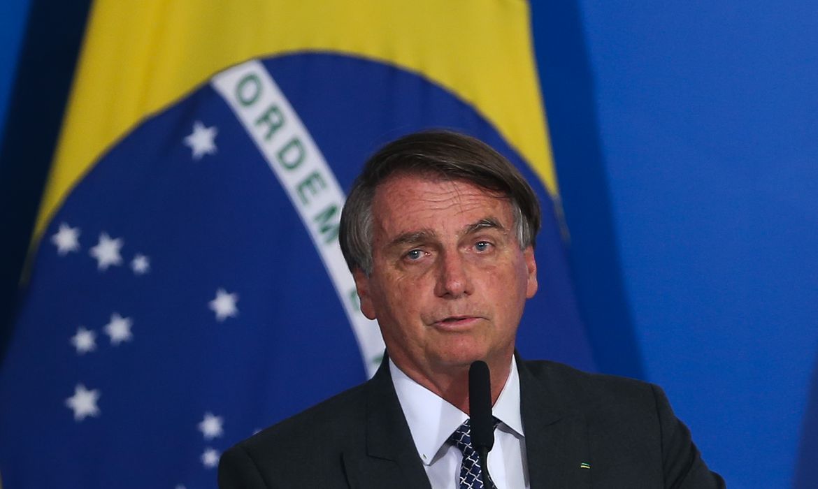 Cerrando fileiras: Em dia que mandou aliada ficar quieta, Bolsonaro escolhe Damares e Netinho se lança ao Congresso