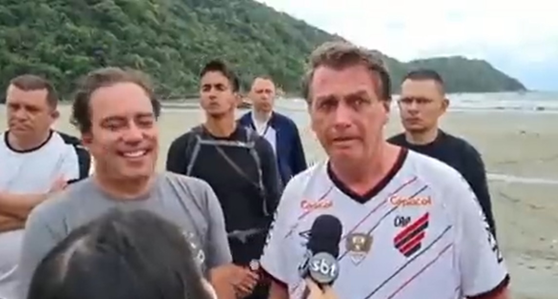 Homem grita ‘Lula 2022’ durante entrevista de Bolsonaro na praia