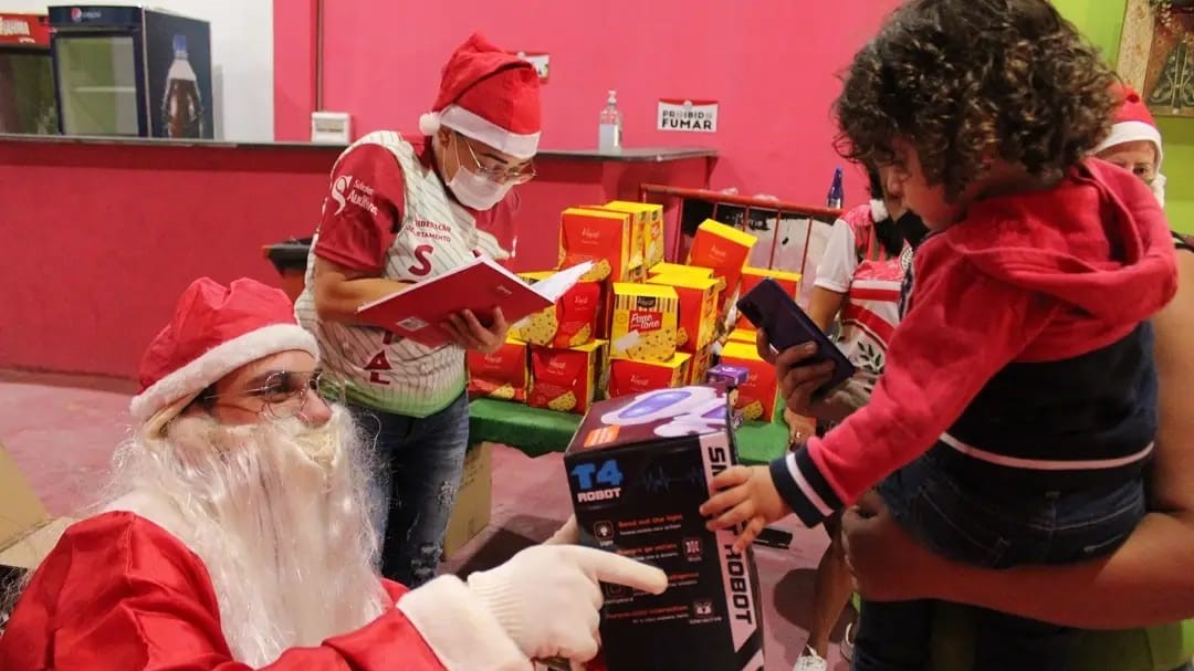 Departamento social da X-9 Paulistana doa presentes de Natal para crianças da comunidade