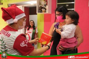 X-9 Paulistana doa presentes de Natal para crianças da comunidade. Foto: Divulgação