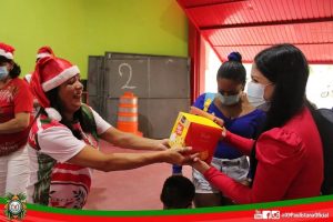 X-9 Paulistana doa presentes de Natal para crianças da comunidade. Foto: Divulgação