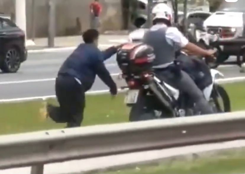 Vídeo: policial arrasta homem negro algemado em moto por rua de São Paulo