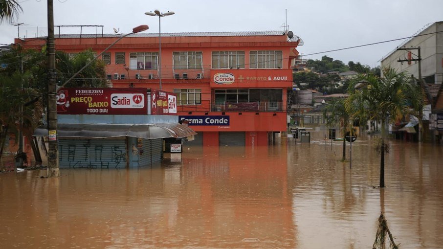 Fortes chuvas matam mais de vinte pessoas em São Paulo