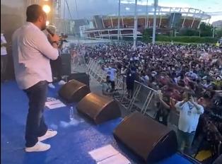 Governador canta em evento com aglomeração no Rio; assista