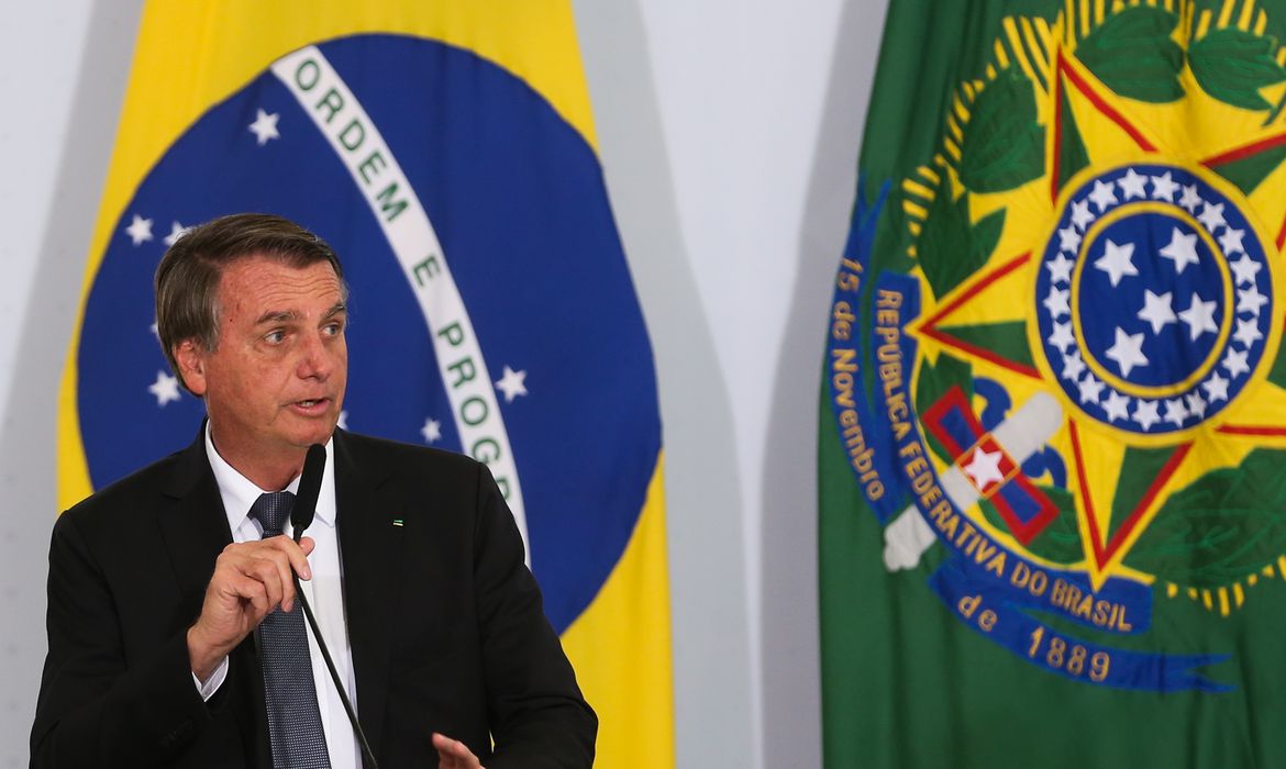 Bolsonaro dá boas-vindas à Ômicron; OMS rebate presidente