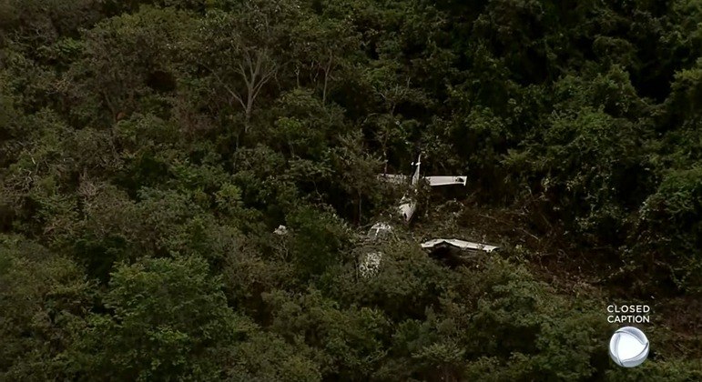 Avião com cinco passageiros cai em fazenda de Nelson Piquet