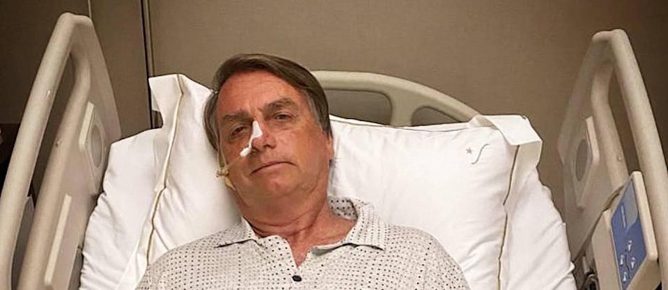 Bolsonaro posta foto internado em hospital e cita ‘possível cirurgia de obstrução interna na região abdominal’