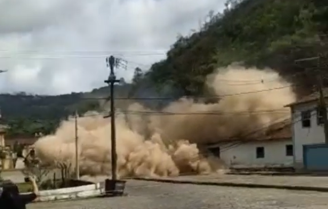 Deslizamento de morro atinge casarões em Ouro Preto; assista