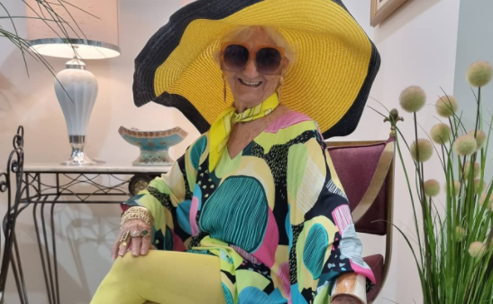 Vovó Izaura, influencer de 80 anos, publica foto nua nas redes sociais