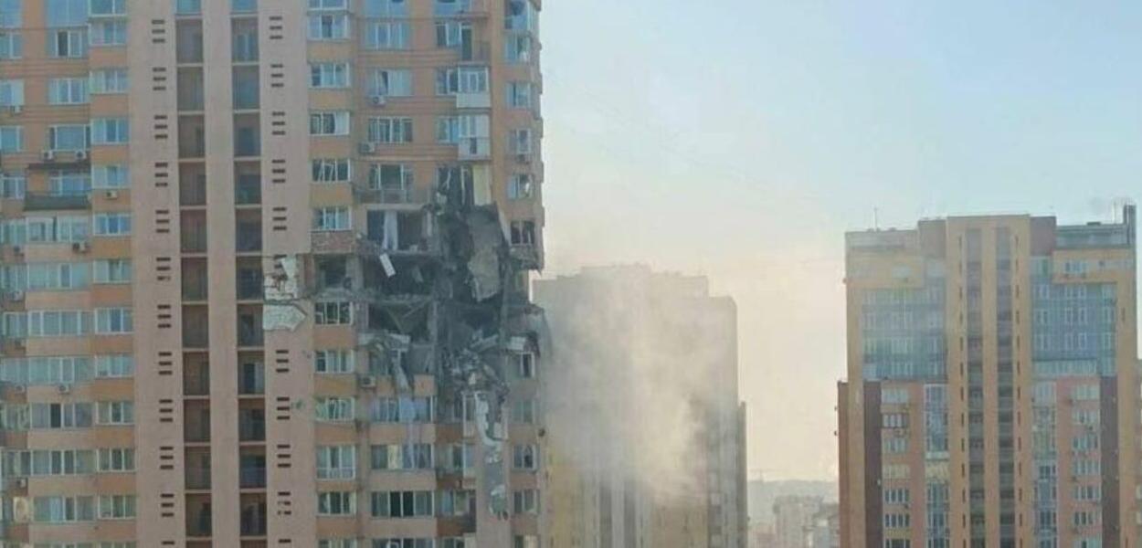 Míssil atinge prédio residencial em Kiev, capital da Ucrânia; veja o momento do impacto