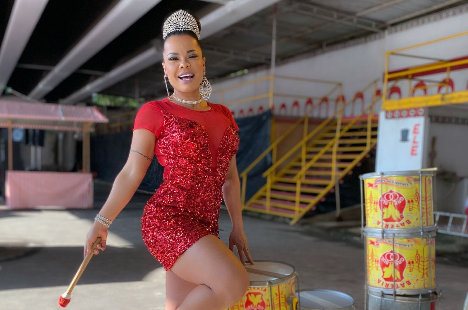 Michelly Boechat é a nova rainha de bateria da Apoteose Carioca