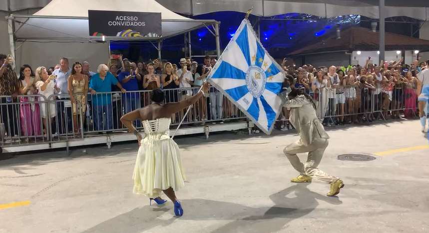 Com Sabrina Sato, Vila Isabel faz desfile na Cidade do Samba