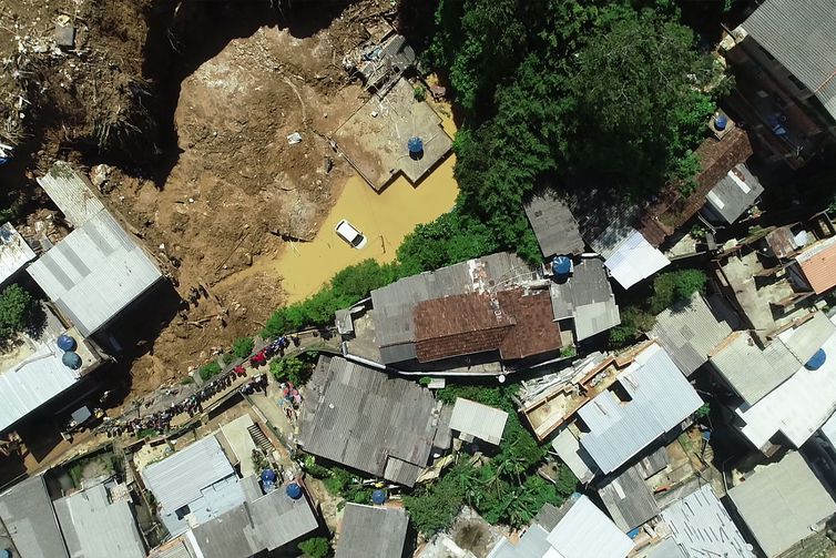 ‘Cenário quase de guerra’, diz Bolsonaro após sobrevoar Petrópolis