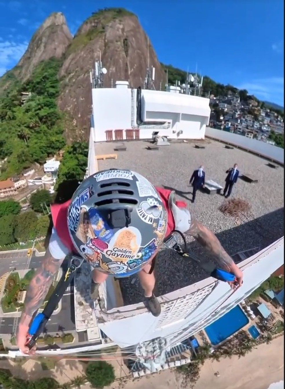 Após pousar na cobertura de hotel, homem salta de base jump em praia do Rio; assista