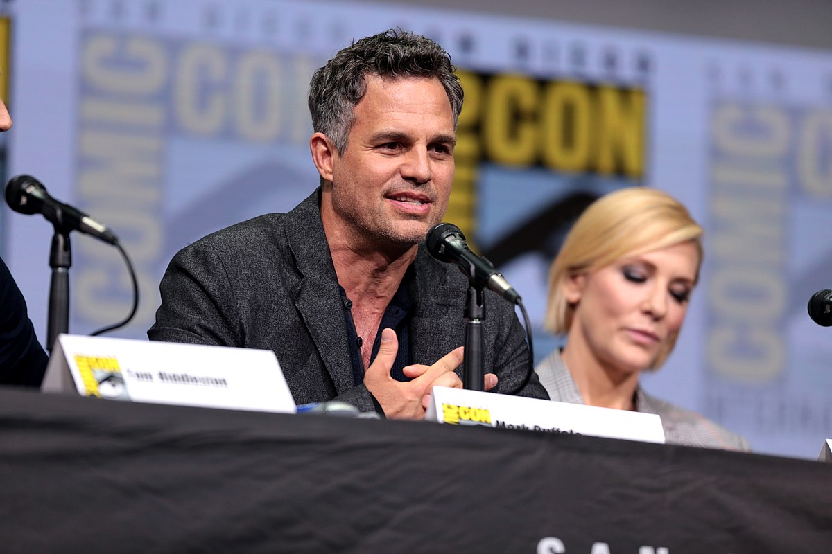 Ator Mark Ruffalo, famoso por interpretar Hulk, pede voto dos jovens contra Bolsonaro