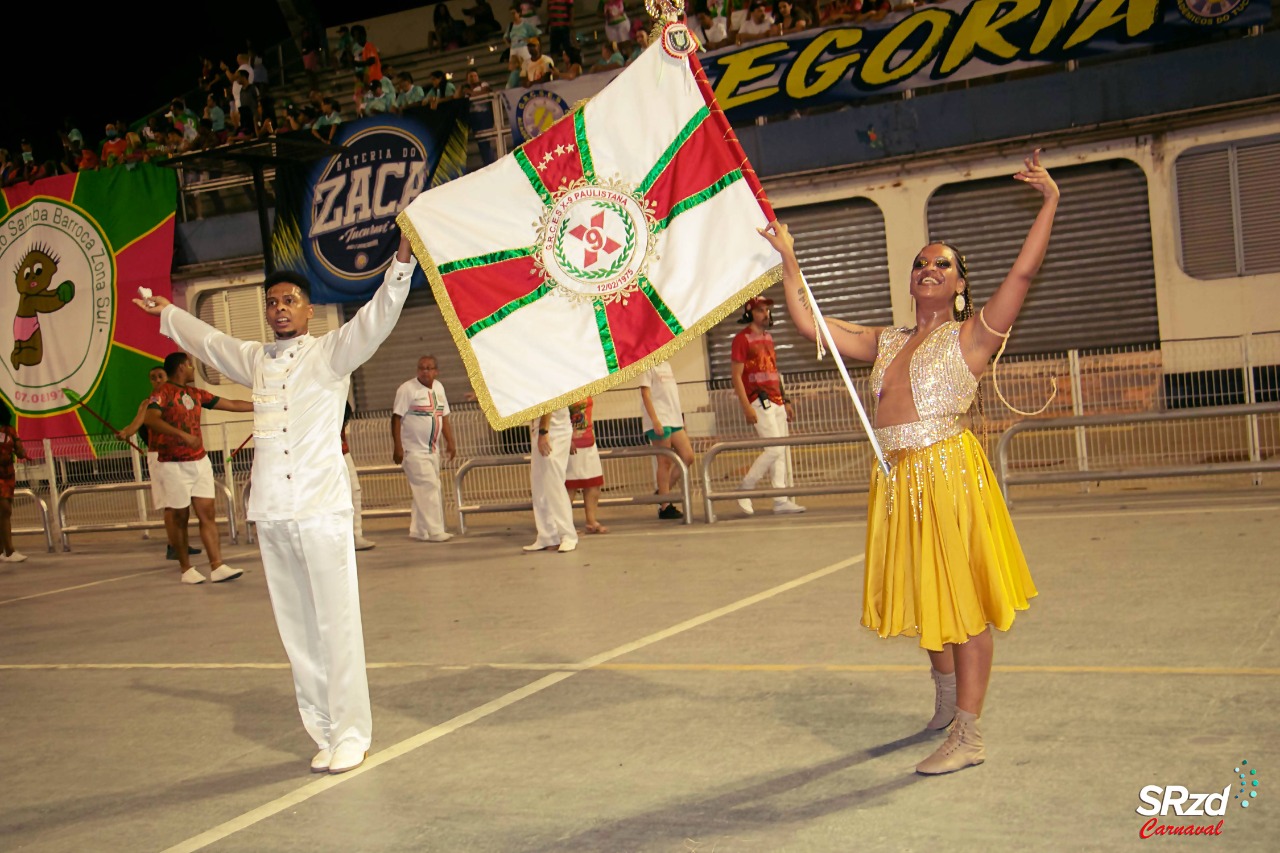 Após ficar fora do quesito em 2020, porta-bandeira da X-9 fala da emoção do retorno ao Anhembi