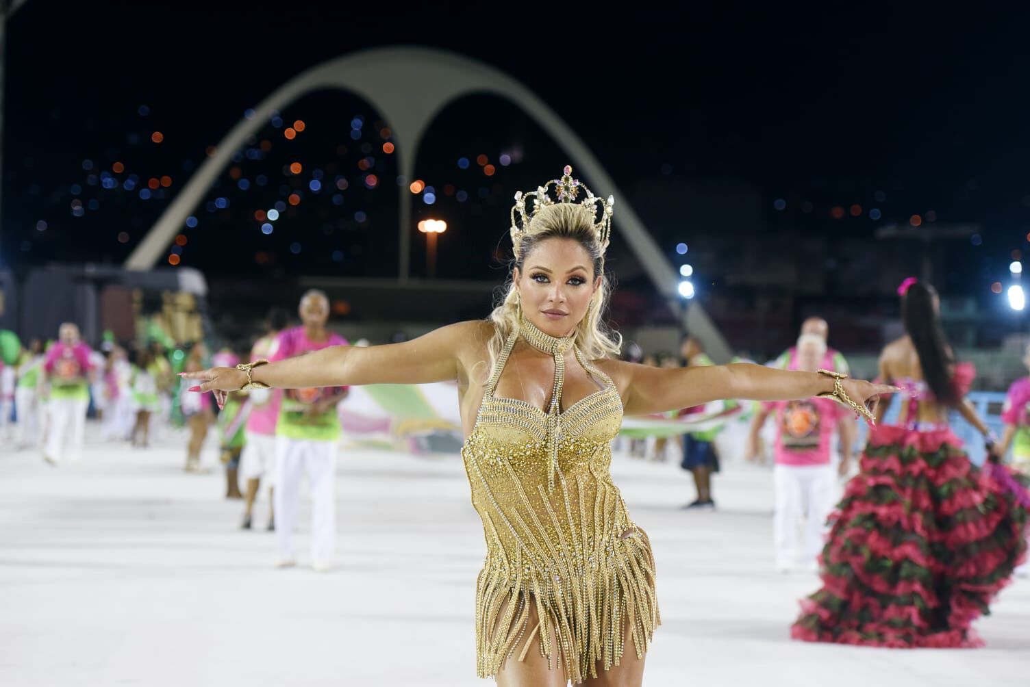 Rainha de bateria comemora aniversário na Sapucaí durante ensaio técnico