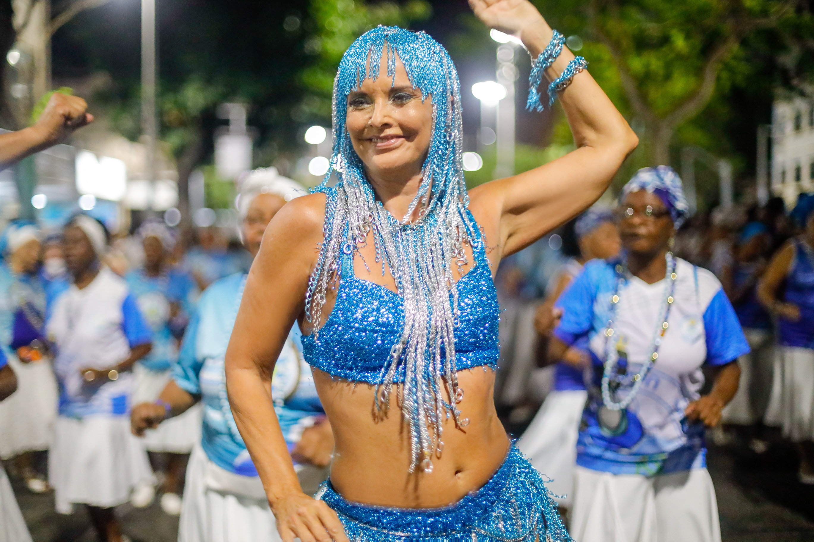 Pedra no rim, Covid e acidente: musa da Vila diz que só se ausenta do desfile internada ou morta