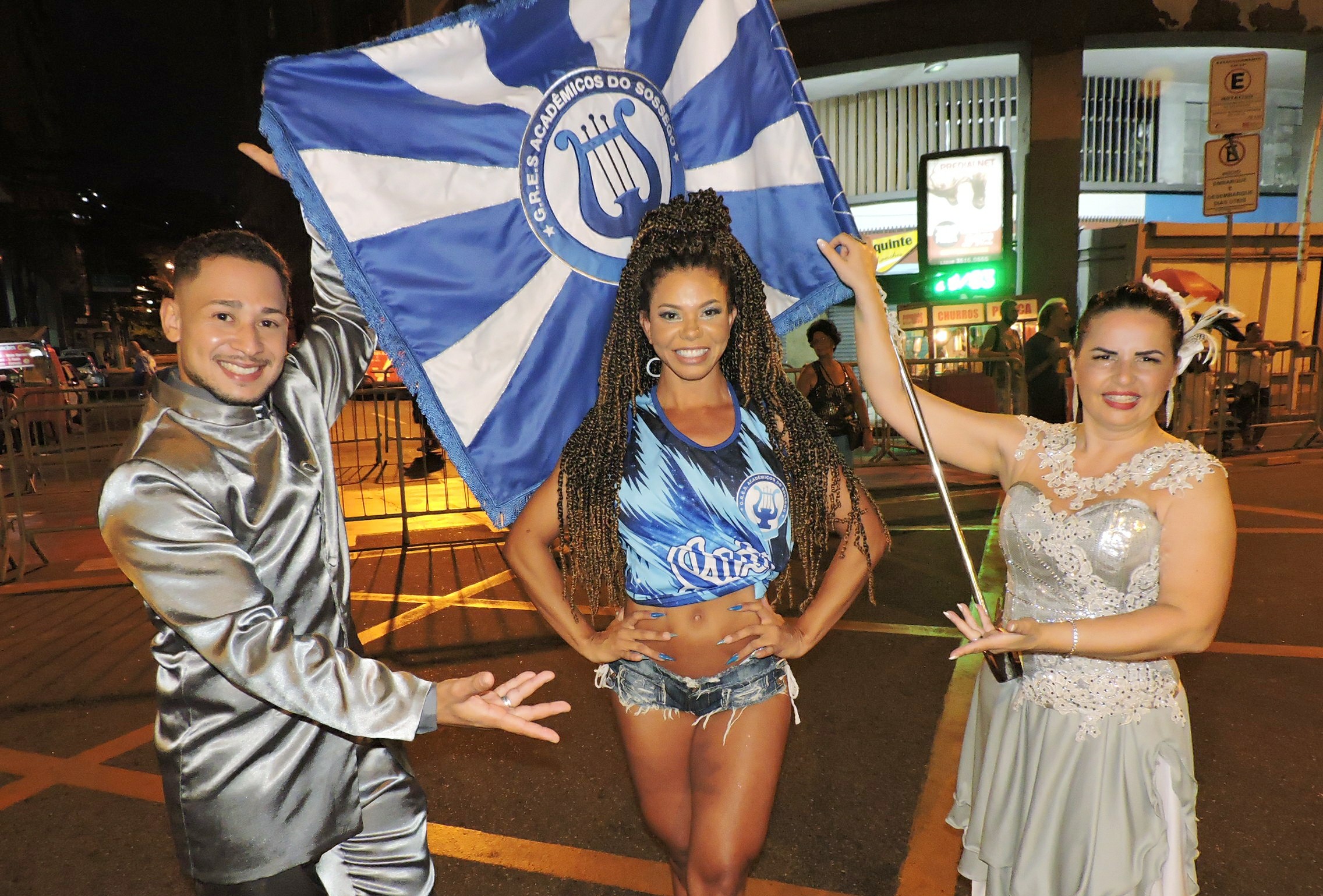 Rainha de bateria da Sossego, Malu Torres exibe samba no pé e carisma em ensaio de rua