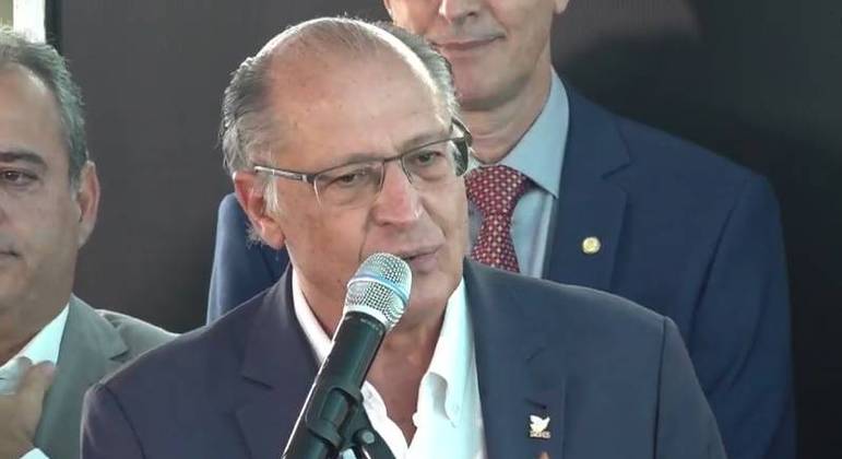 Alckmin se filia ao PSB e saúda Lula: ‘reflete a esperança do povo e representa a democracia’