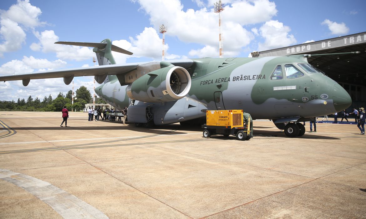 Avião com brasileiros que estavam na Ucrânia desembarca no Brasil