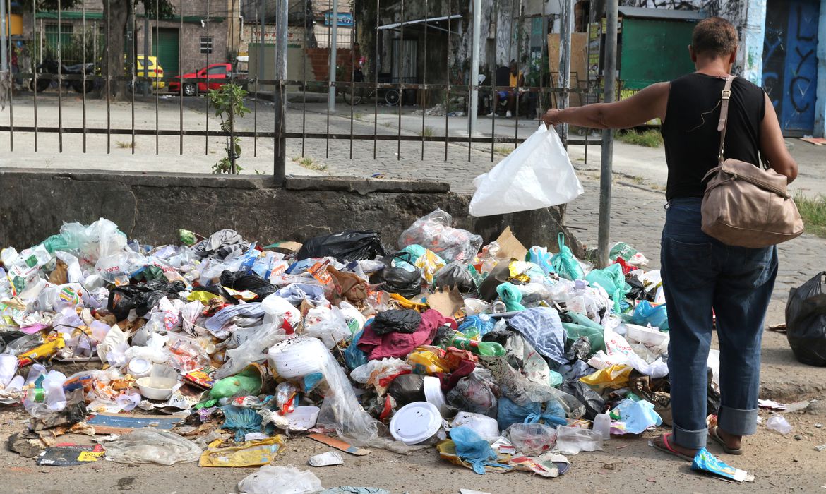 Justiça impõe multa a sindicato pela greve dos garis do Rio de Janeiro