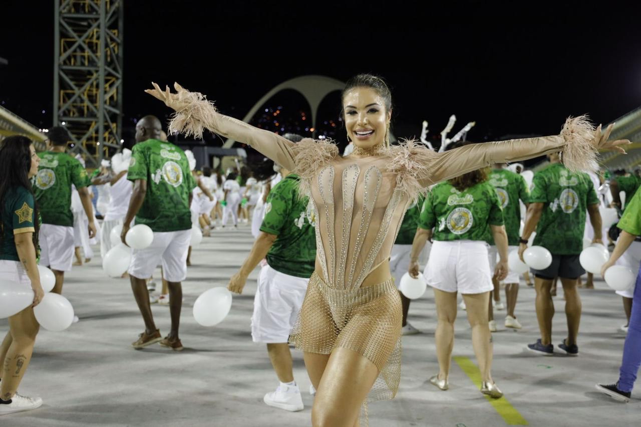 Dona de um corpo escultural, Fernanda Pedrosa revela distância e custo para estar com a Mocidade