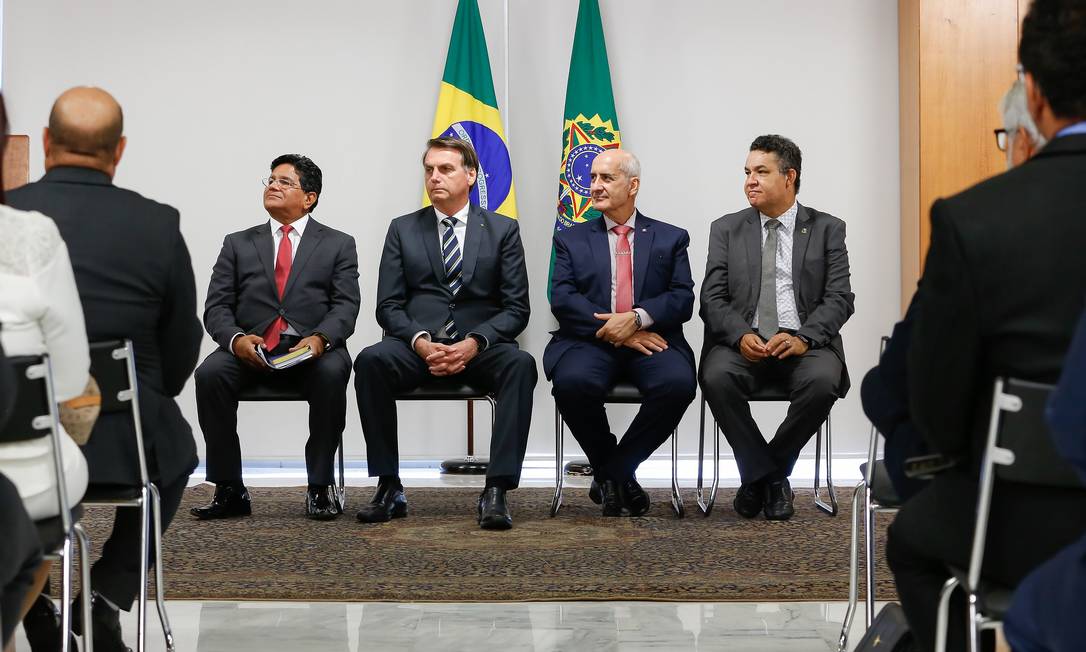 Governo divulga visitas de pastores, mas omite encontros com Bolsonaro