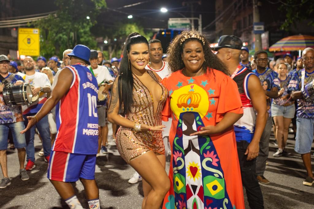 Atriz Cacau Protásio cai no samba com Juliana Souza, rainha da Ilha