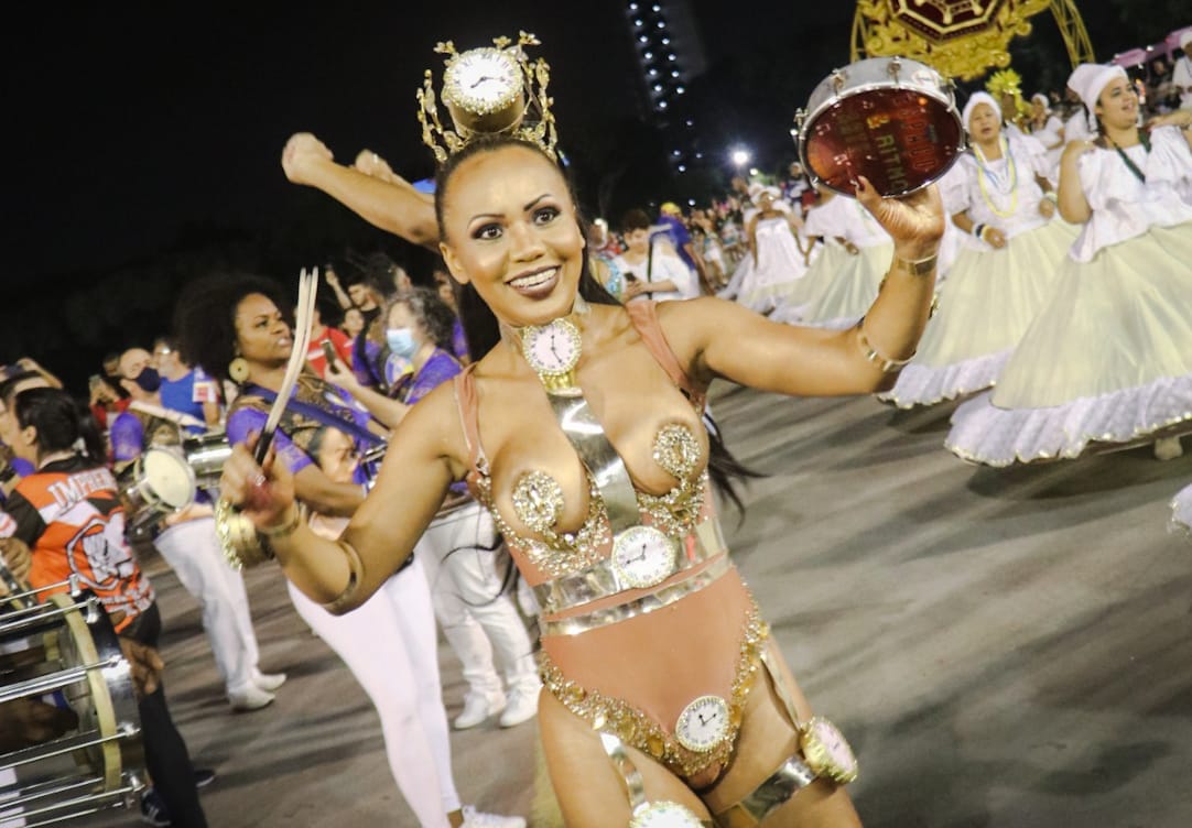 Inspiração! Cintia Mello faz homenagem à Nani Moreira, histórica rainha de bateria da Mocidade Alegre